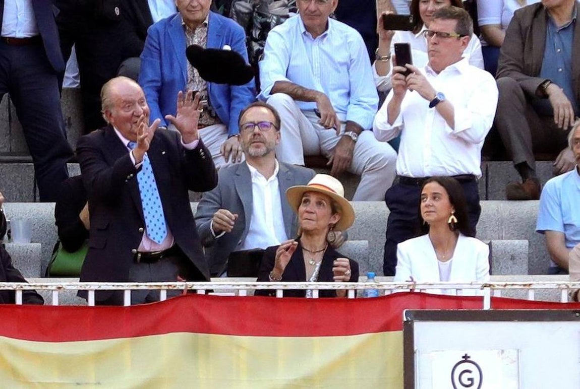Don Juan Carlos, durante una jornada en la Feria de San Isidro en la madrileña Plaza de las Ventas, junto a su hija la Infanta Elena y su nieta Victoria Federica. 