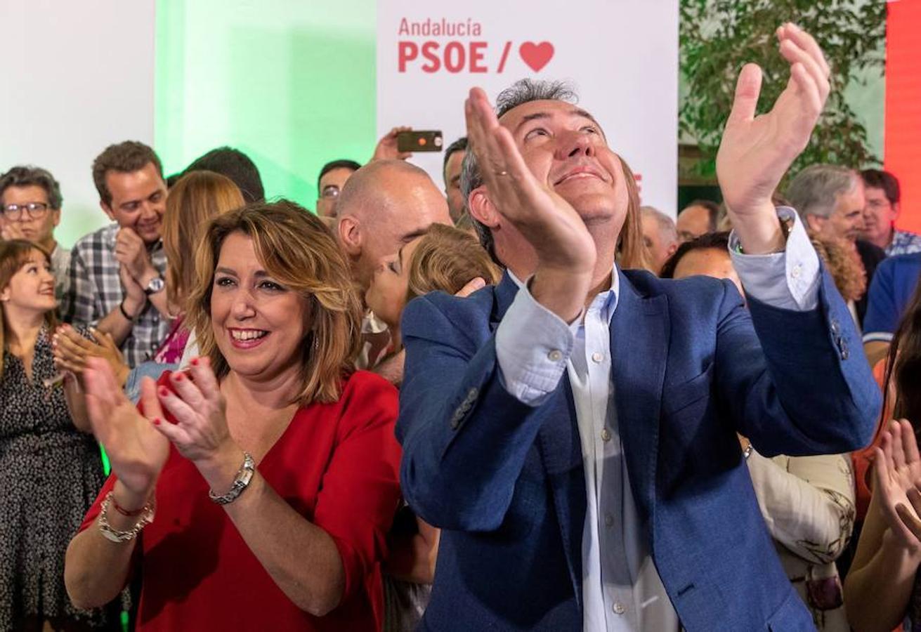 La secretaria general del PSOE-A, Susana Díaz, y el alcalde de Sevilla y candidato a la reelección, Juan Espadas, aplauden junto al resto de los compañeros de partido, esta noche en la sede de los socialistas andaluces en Sevilla tras conocer los resultados electorales. 