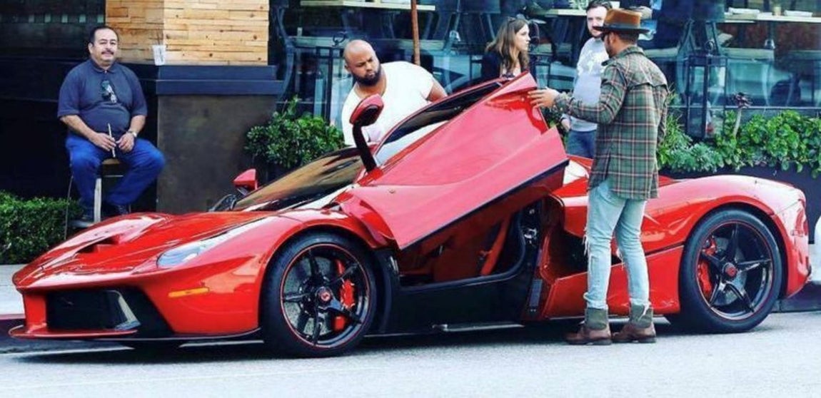 Colecionista de coches. En la colección de Lewis Hamilton destacan un Mercedes Maybach-S600, un Ford Shelby GT500 de 1967, un Maverick X3, un Maserati Gran Cabrio,un Mercedes-AMG GT R y el icónico Ferrari F99 GTO, este último modelo lo adquirió a la par que Floyd Mayweather