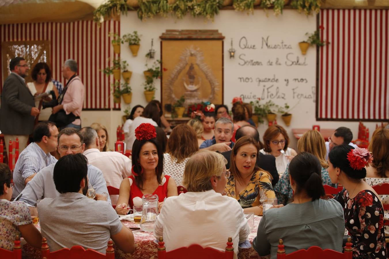 El ambiente de las casetas en el lunes de la Feria de Córdoba, en imágenes