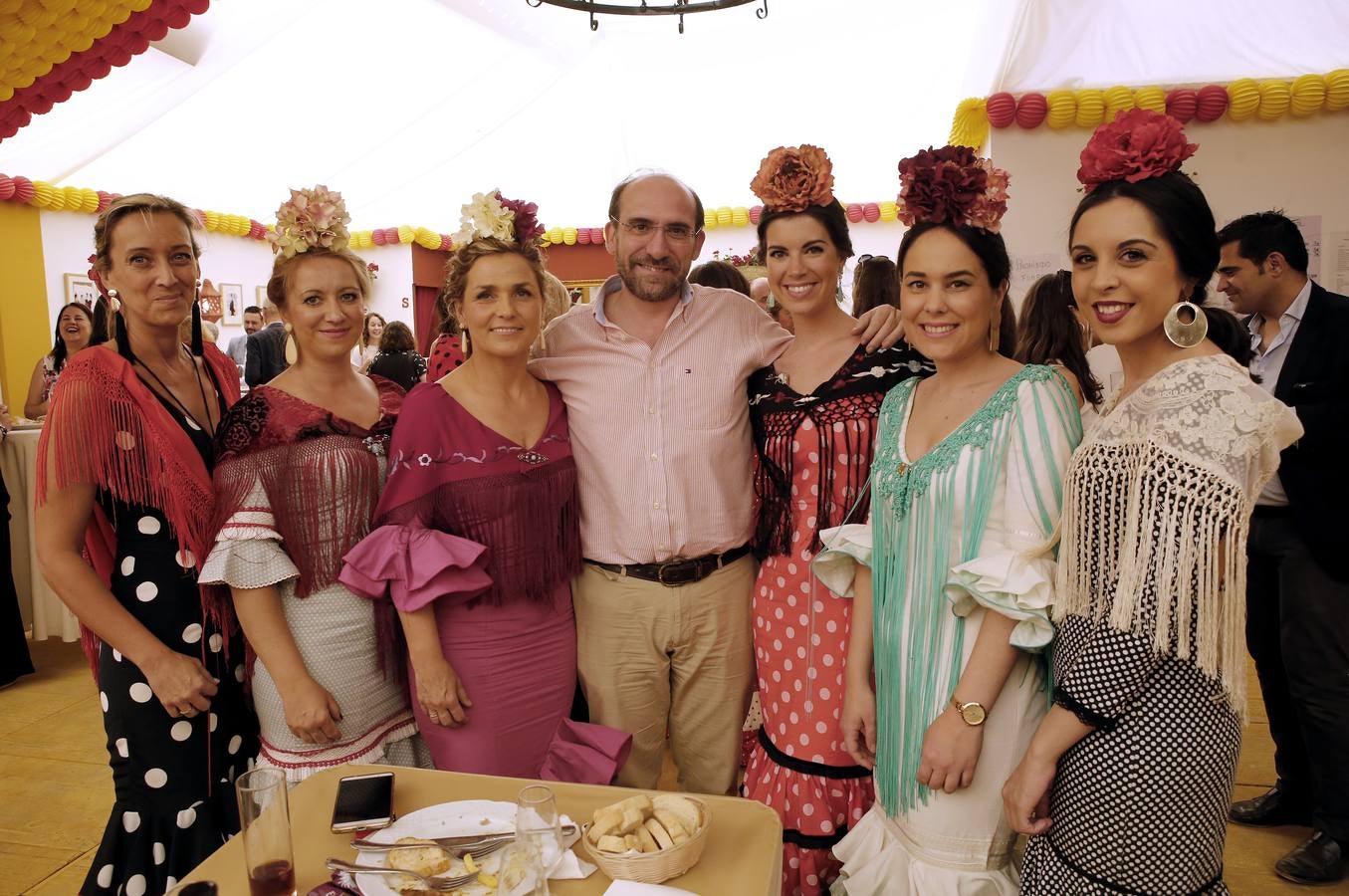 El ambiente de las casetas en el lunes de la Feria de Córdoba, en imágenes