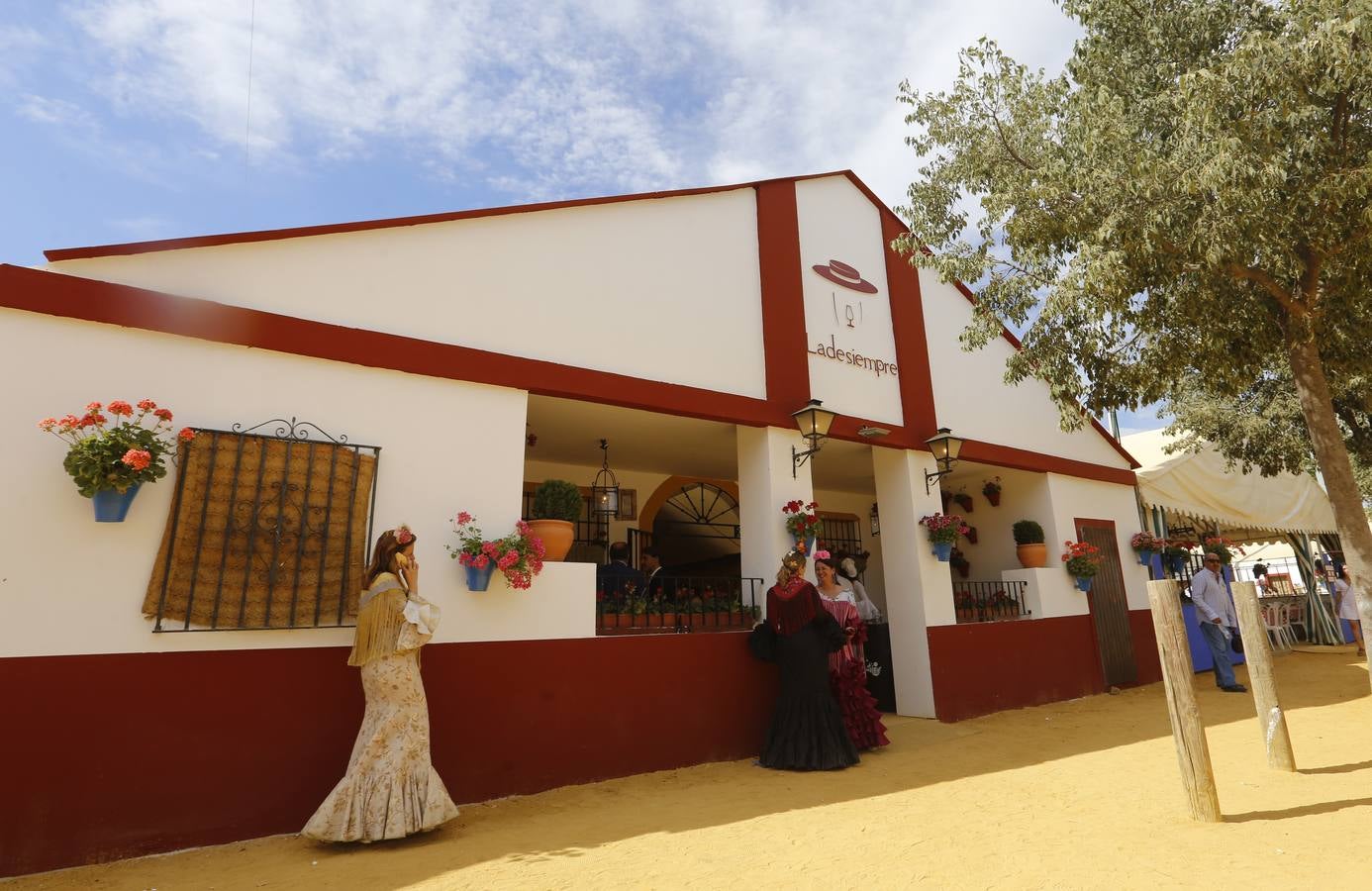 El ambiente de las casetas en el lunes de la Feria de Córdoba, en imágenes