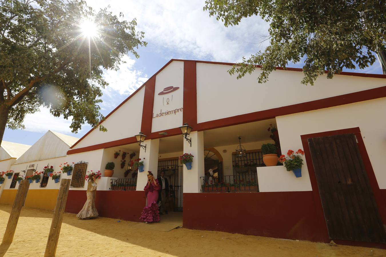 El ambiente de las casetas en el lunes de la Feria de Córdoba, en imágenes