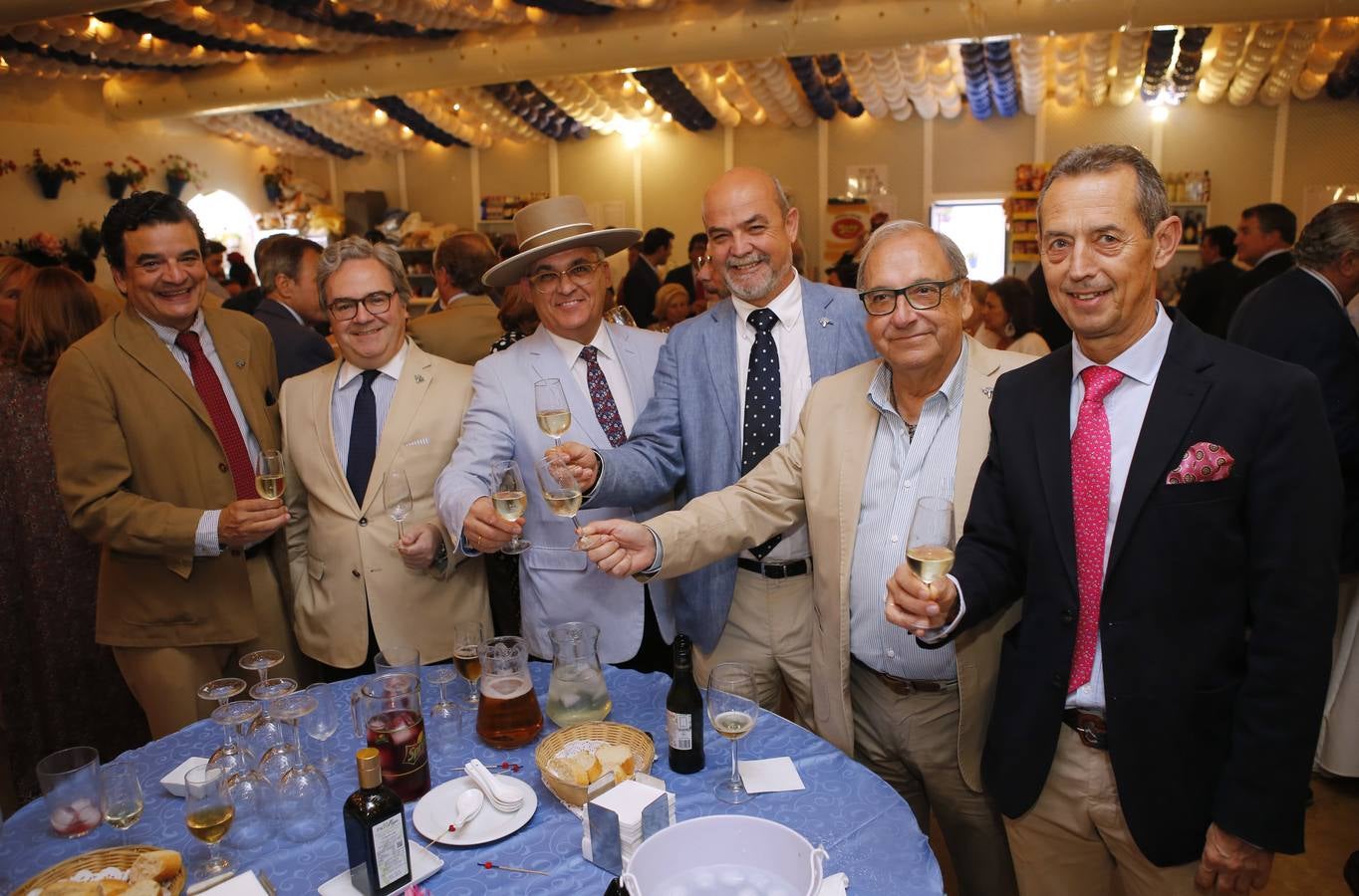 El ambiente de las casetas en el lunes de la Feria de Córdoba, en imágenes