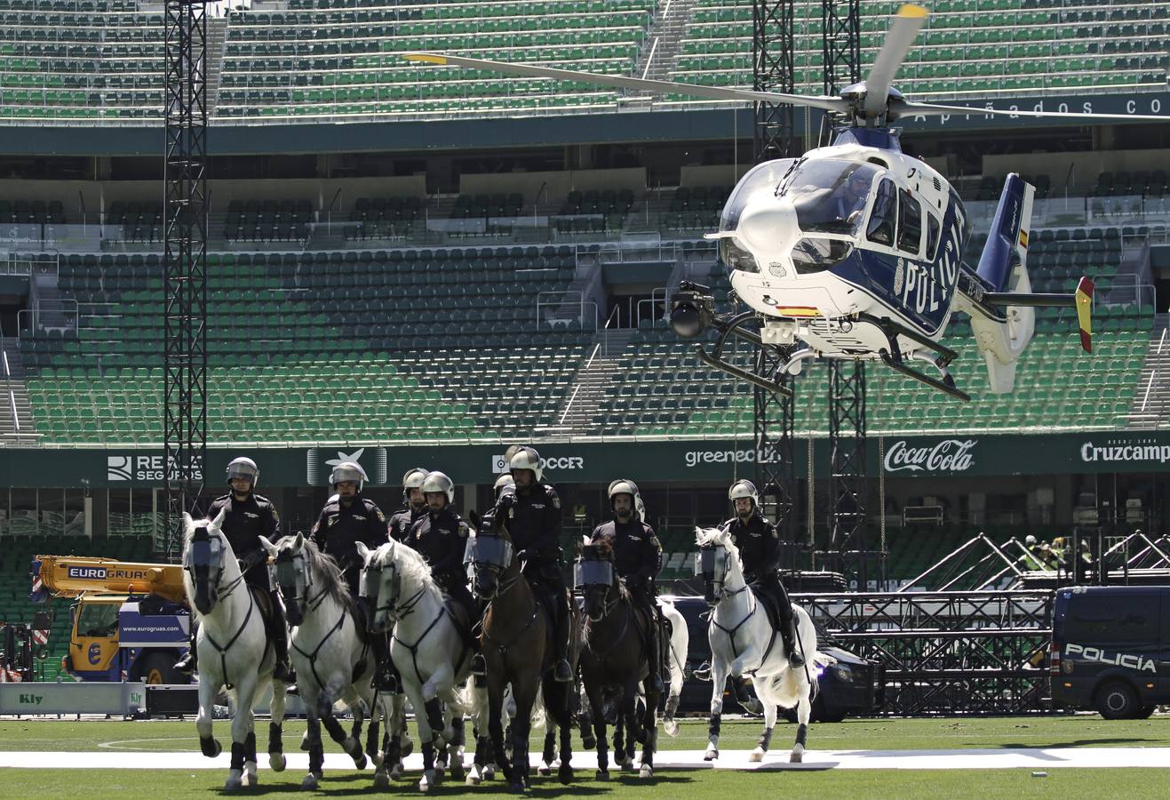 Exhibición de la Policía Nacional en el Benito Villamarín