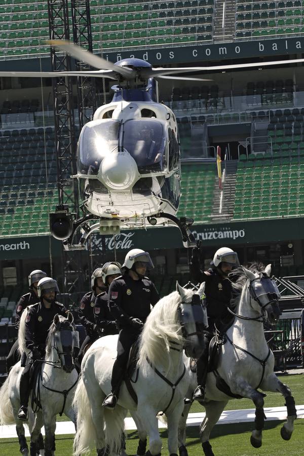 Exhibición de la Policía Nacional en el Benito Villamarín