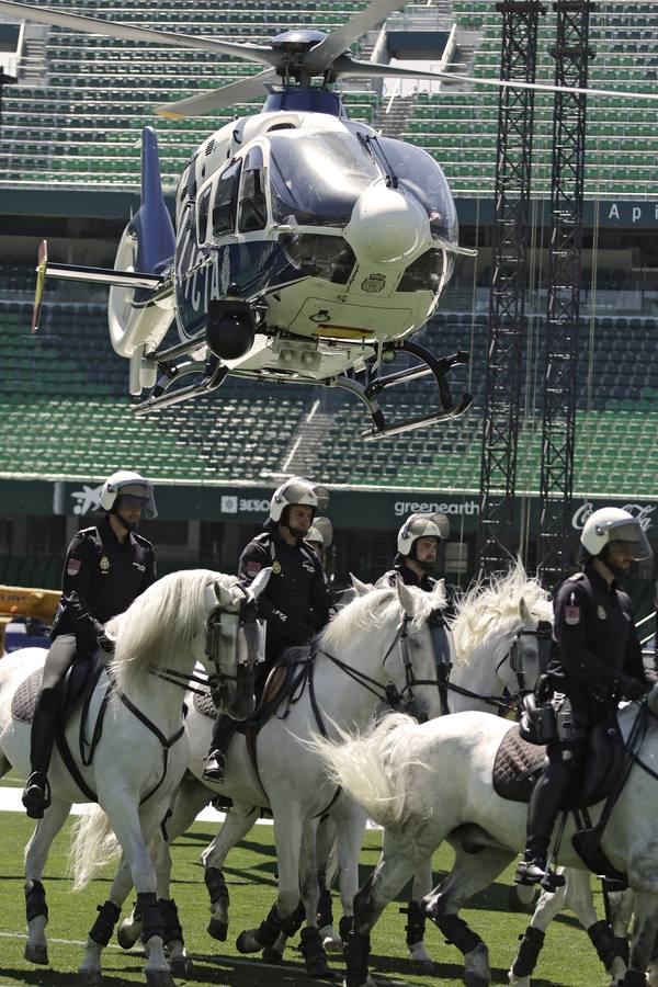 Exhibición de la Policía Nacional en el Benito Villamarín