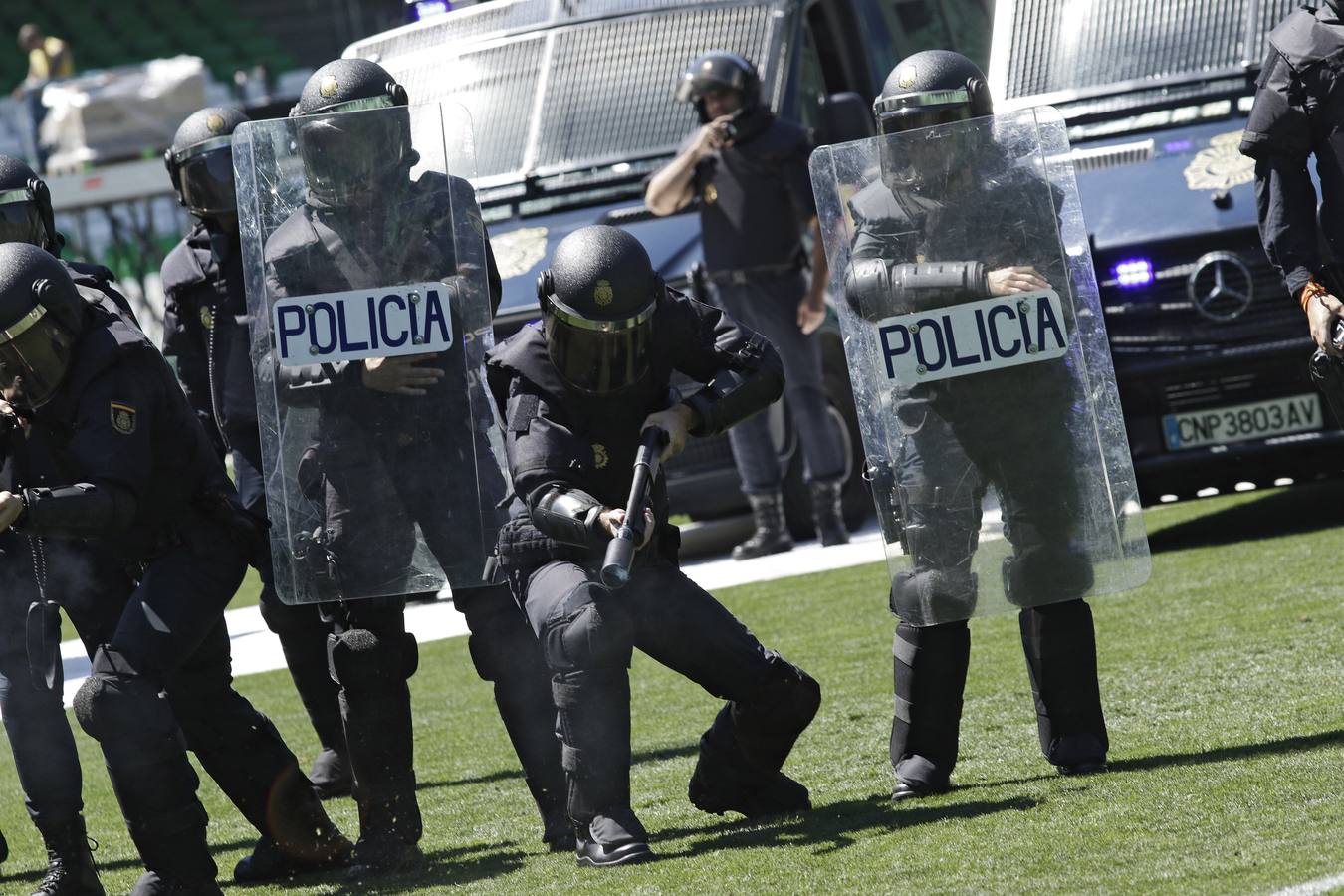 Exhibición de la Policía Nacional en el Benito Villamarín