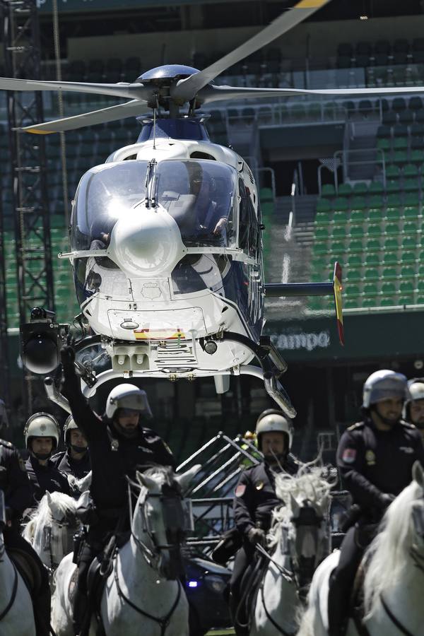 Exhibición de la Policía Nacional en el Benito Villamarín