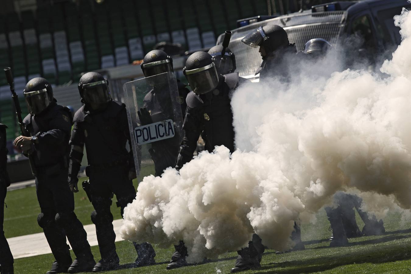 Exhibición de la Policía Nacional en el Benito Villamarín