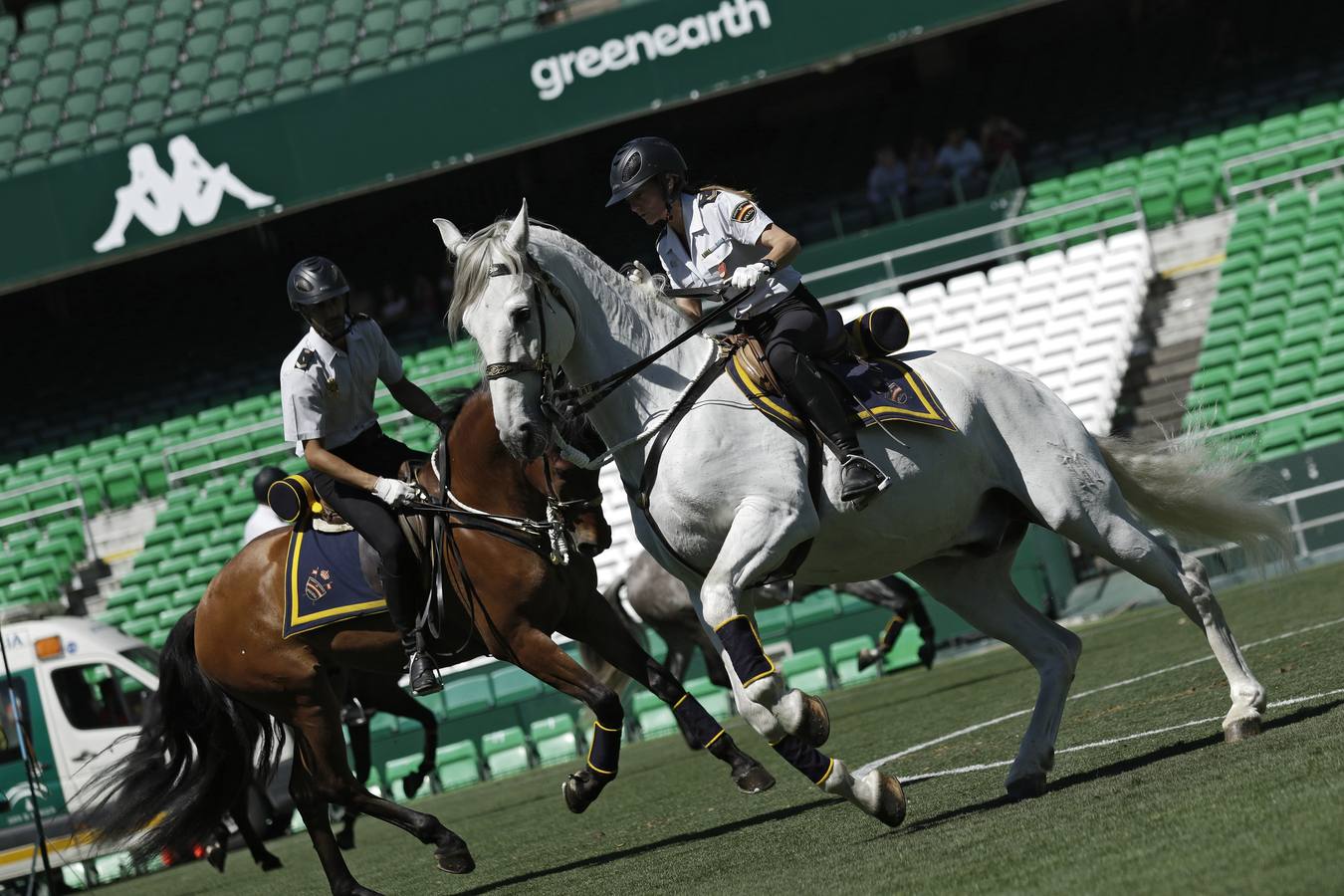 Exhibición de la Policía Nacional en el Benito Villamarín