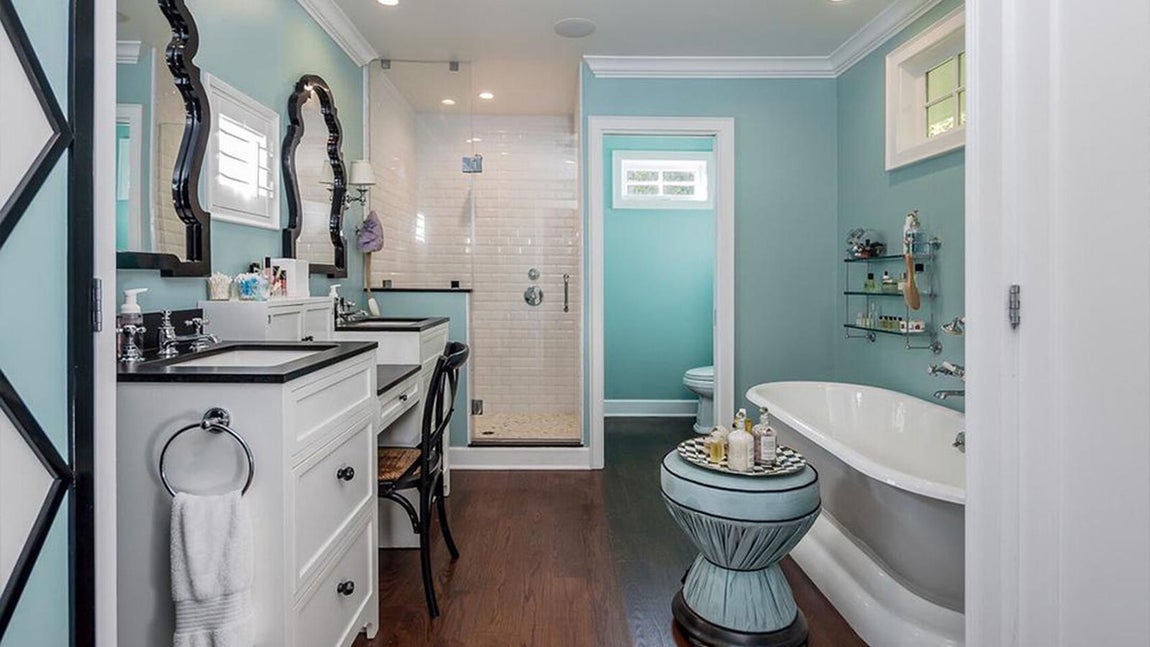 Baño. Aparentemente la vivienda está escondida detrás de un alto muro e imponentes puertas con chamarras de seguridad, para que Emma Stone pueda gozar de la privacidad que necesita. Ya una vez dentro, se encuentra esta vivienda con cuatro dormitorios y cuatro baños, todo ello en una parcela de 350 metros cuadrados donde, por supuesto, no se echa en falta absolutamente nada.