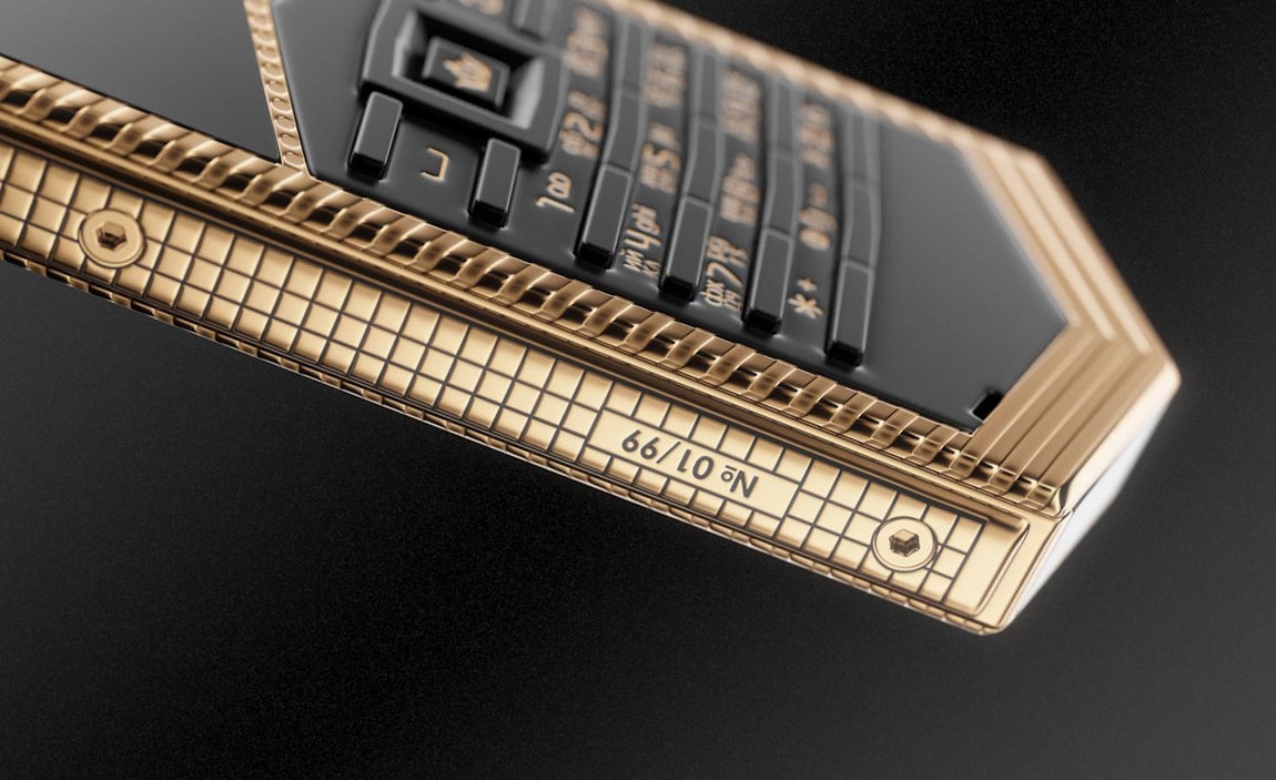 Zar Edition. Caviar, el fabricante ruso, se moviliza por conseguir acuerdos con diversas casas de alta tecnología a la vez que se adapta a las necesidades de la sociedad. Muestra de ello el siguiente ejemplo: desde hace unos meses la Cámara Baja del Parlamento ruso aprobó una ley que prohíbe a los militares del país el uso de teléfonos inteligentes y tabletas para garantizar la seguiridad, la privacidad y el control en sus operaciones y contrarrestar la fuga de información  que puediera ser utilizada por fuerzas enemigas. Semanas después una edición limitada de la compañía se adaptaba a las necesidades de los militares