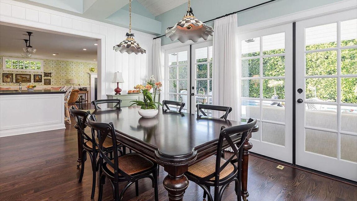 Comedor. La conocida actriz estadounidense ha adquirido una nueva vivienda en Coldwater Canyon en Beverly Hills, California, y la compra le ha salido por 3,5 millones euros. Cuando Emma Stone la compró en 2012 fue por una cifra inferior, rondando los 2 millones de euros, por lo que está llevándose un beneficio superior al millón y medio de euros.