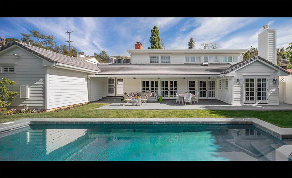 Piscina. Se trata de una oportunidad de oro para vivir como una verdadera celebrity en una de las viviendas más originales vistas hasta ahora. Con paredes de colores y mezclando lo clásico con lo moderno, Emma Stone se aleja de la vivienda que le acogido durante los años donde su carrera profesional ha ido en aumento.