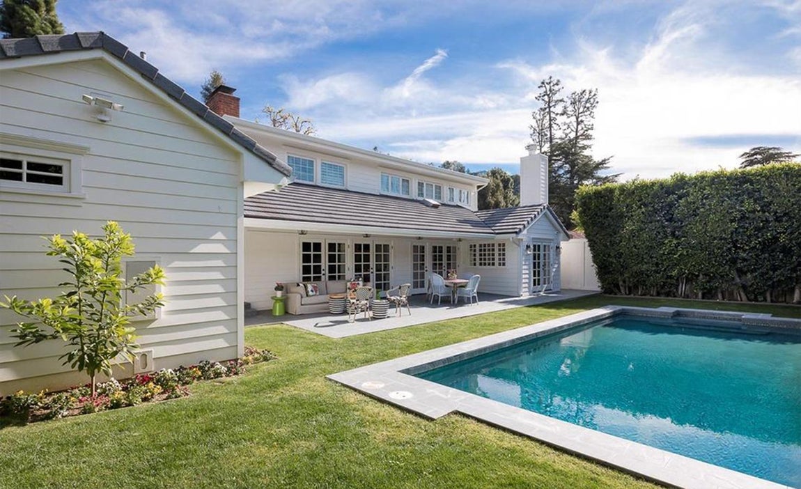 Jardín con piscina. Como no podía ser de otra forma, la vivienda se completa con otros tres dormitorios, tres baños, una bonita terraza y un jardín con piscina rodeada de césped y vegetación. Esta vivienda poco tiene que ver como la casa donde rodó ‘La La Land’, pero la actriz no ha echado nada en falta en esta casa de Beverly Hills.
