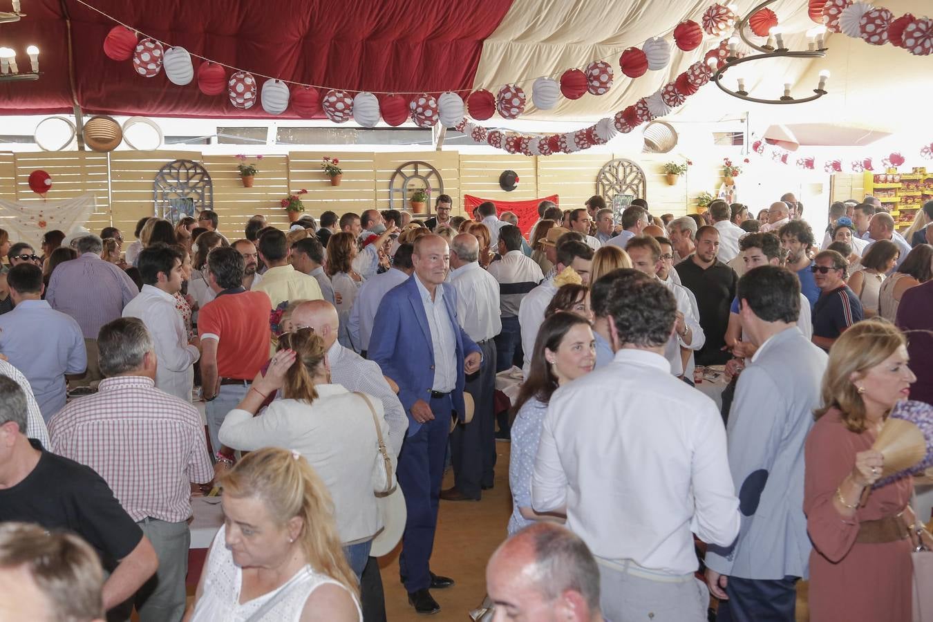 En imágenes, el ambiente en las casetas en el martes de la Feria de Córdoba 2019