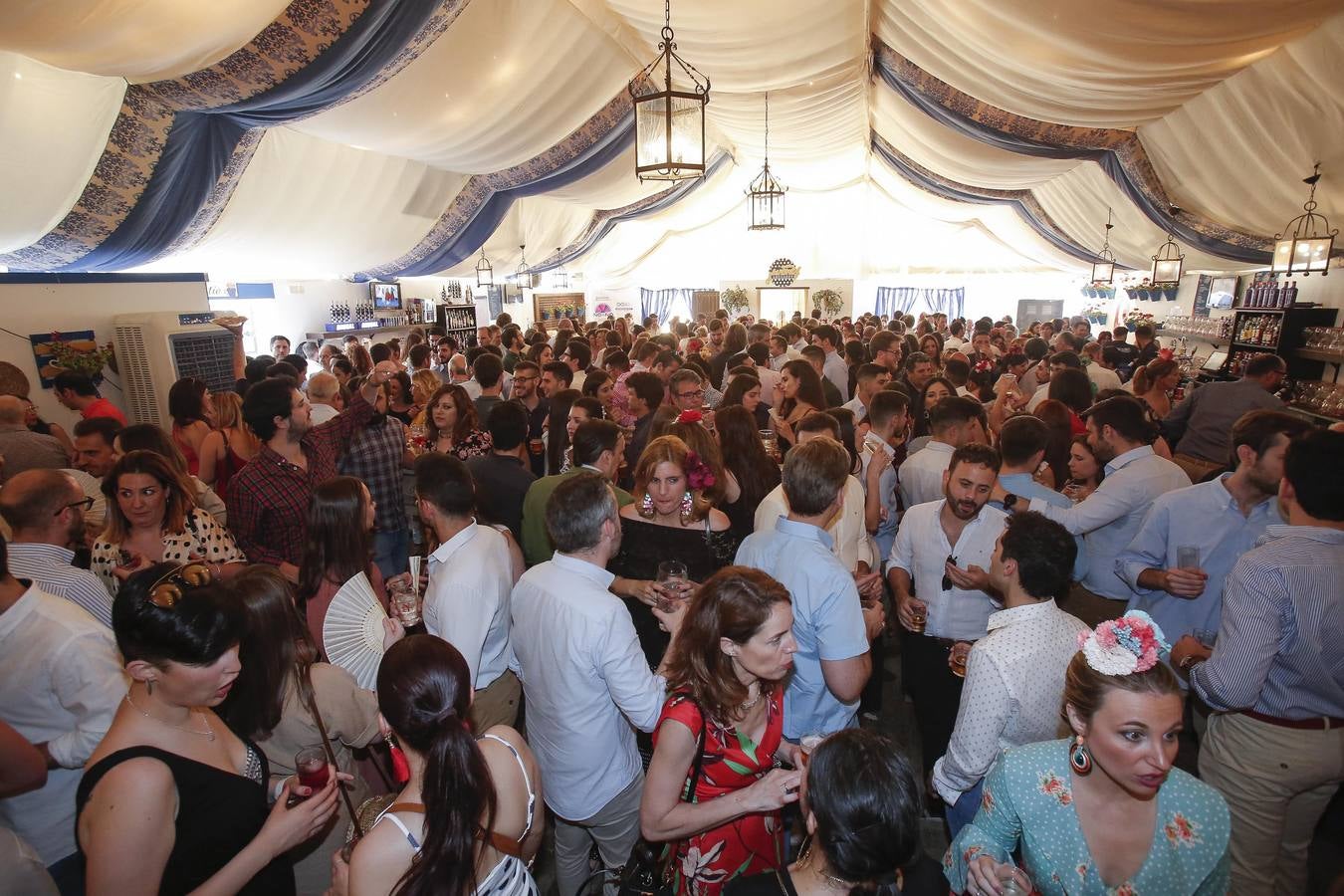 En imágenes, el ambiente en las casetas en el martes de la Feria de Córdoba 2019