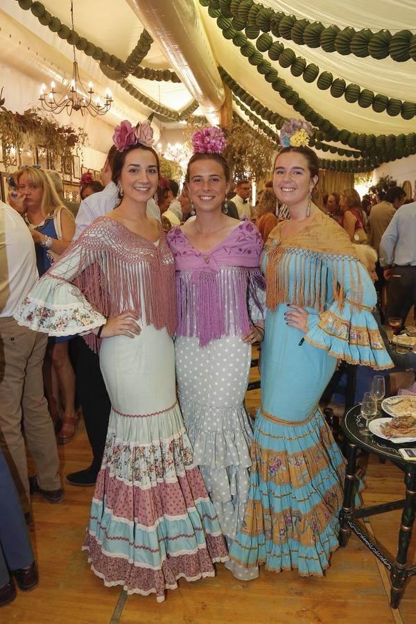 En imágenes, el ambiente en las casetas en el martes de la Feria de Córdoba 2019