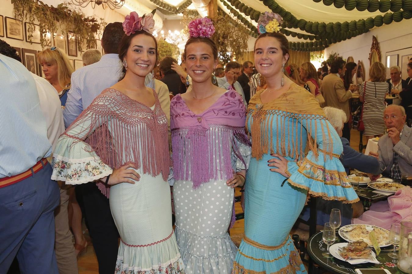 En imágenes, el ambiente en las casetas en el martes de la Feria de Córdoba 2019