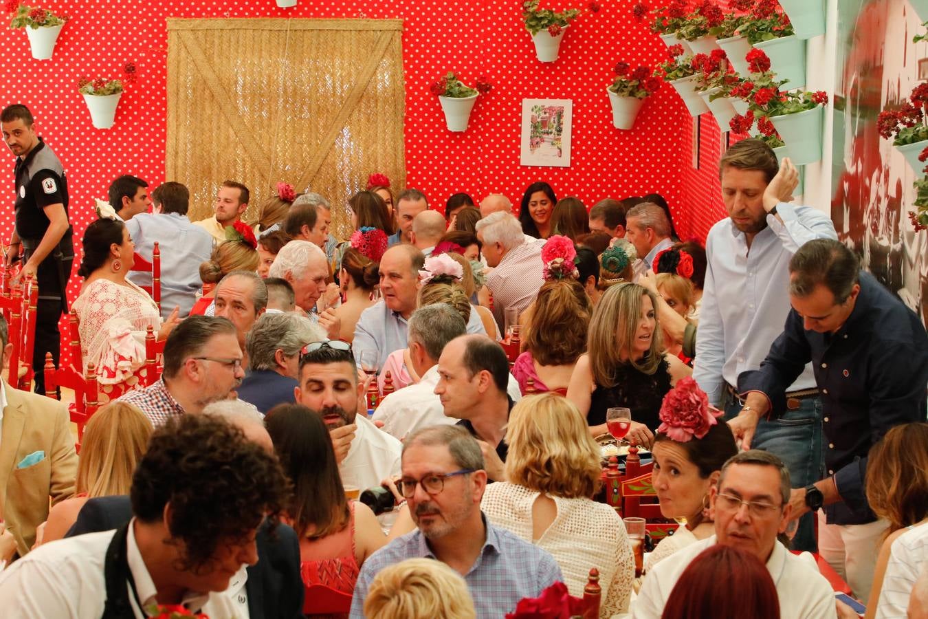 El ambiente del jueves en las casetas de la Feria de Córdoba, en imágenes