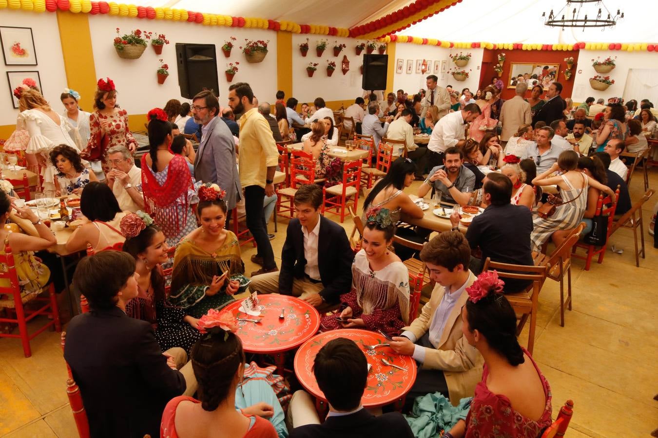 El ambiente del jueves en las casetas de la Feria de Córdoba, en imágenes