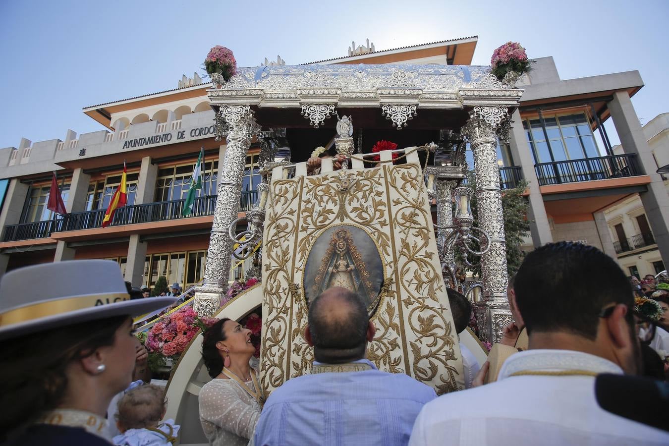 La salida de la hermandad del Rocío de Córdoba, en imágenes