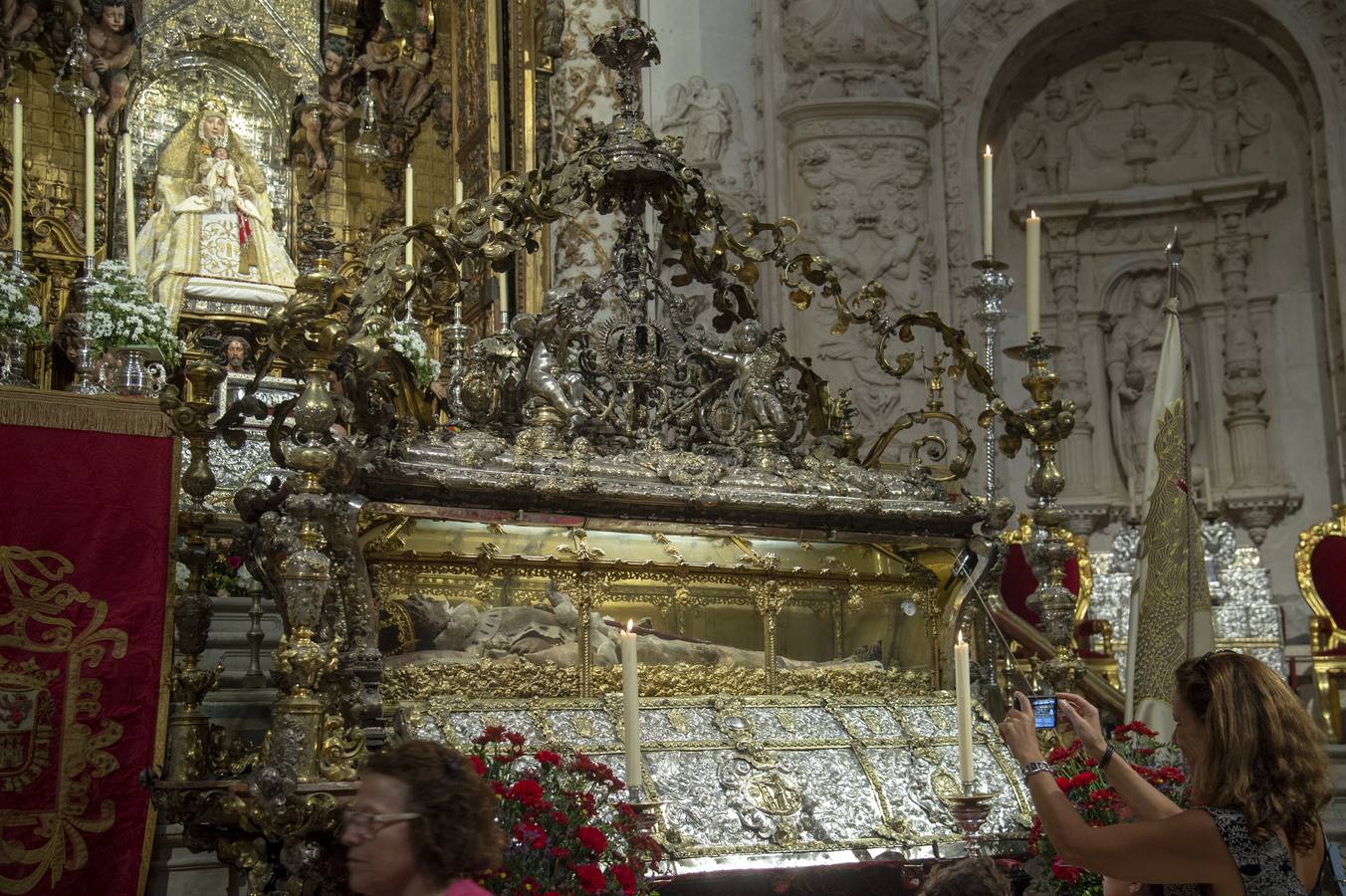 En imágenes: apertura de la urna del Rey San Fernando