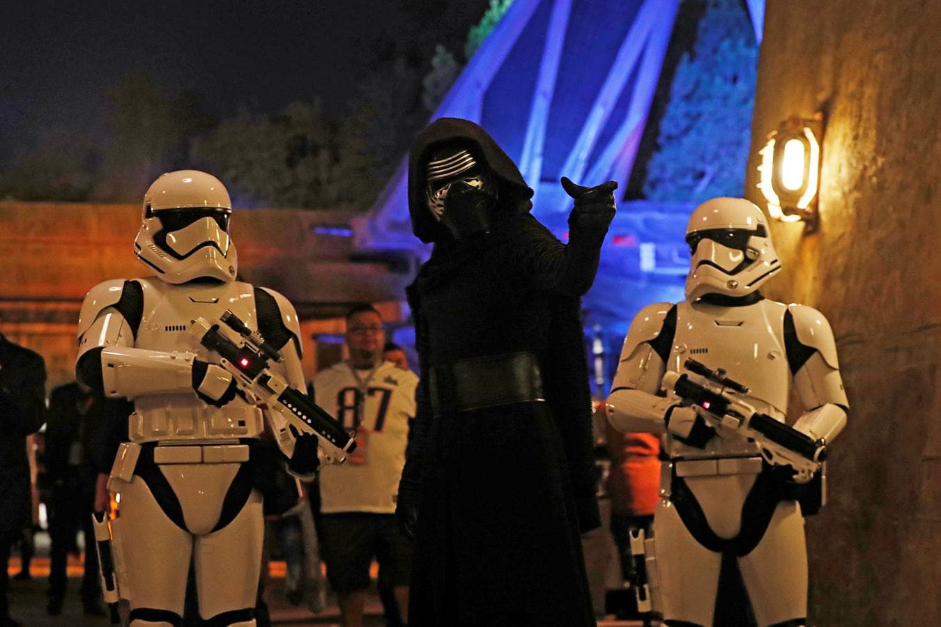 Las tropas imperiales y Kylo Ren. Un actor metido en la piel de Chewbacca subió a la cabina del Millennium Falcon este miércoles para inaugurar la zona «Star Wars» en el Disneyland Resort de California.z