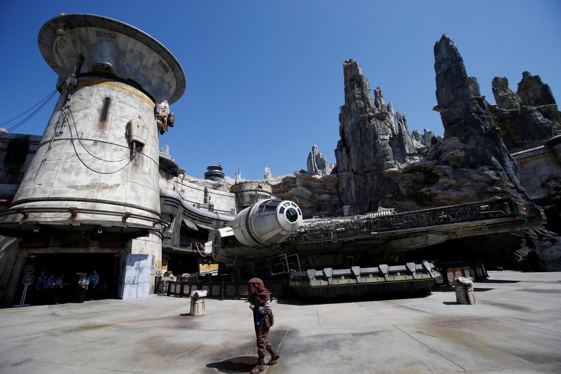 El Halcón Milenario en Star Wars: Galaxy's Edge. La Fuerza, los Jedi, la República, los soldados imperiales, la alianza rebelde, los sables láser, el Halcón Milenario... todo el universo de «Star Wars» cobra vida en «Galaxy's Edge»