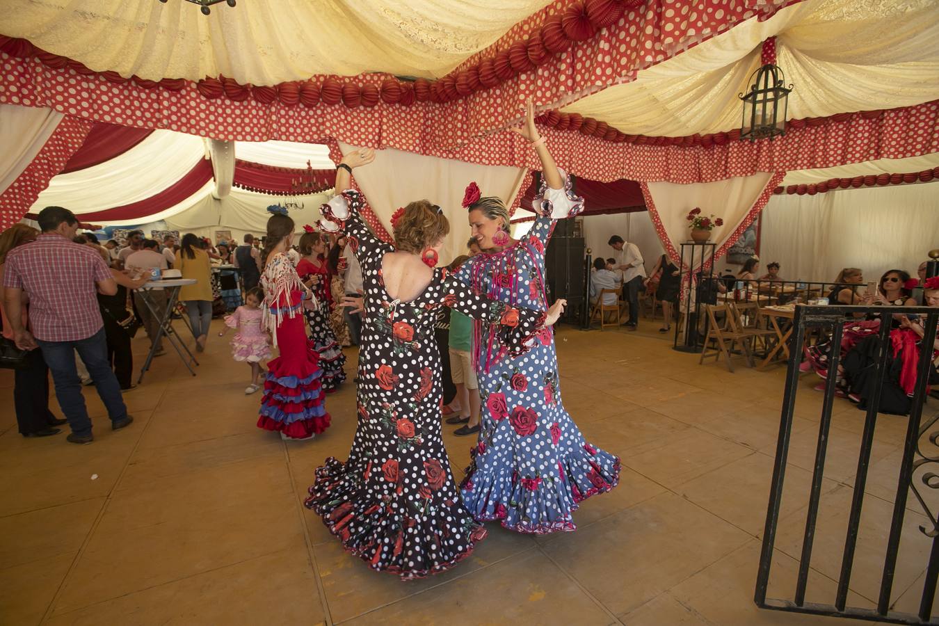 El ambiente del viernes en las casetas de la Feria de Córdoba, en imágenes