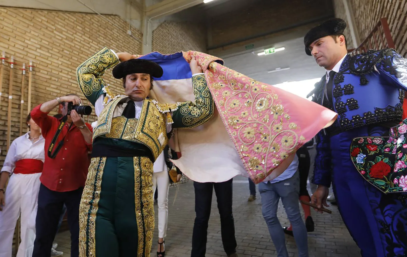 En imágenes, el festejo de Finito, Morante y Juli en la Feria de Córdoba