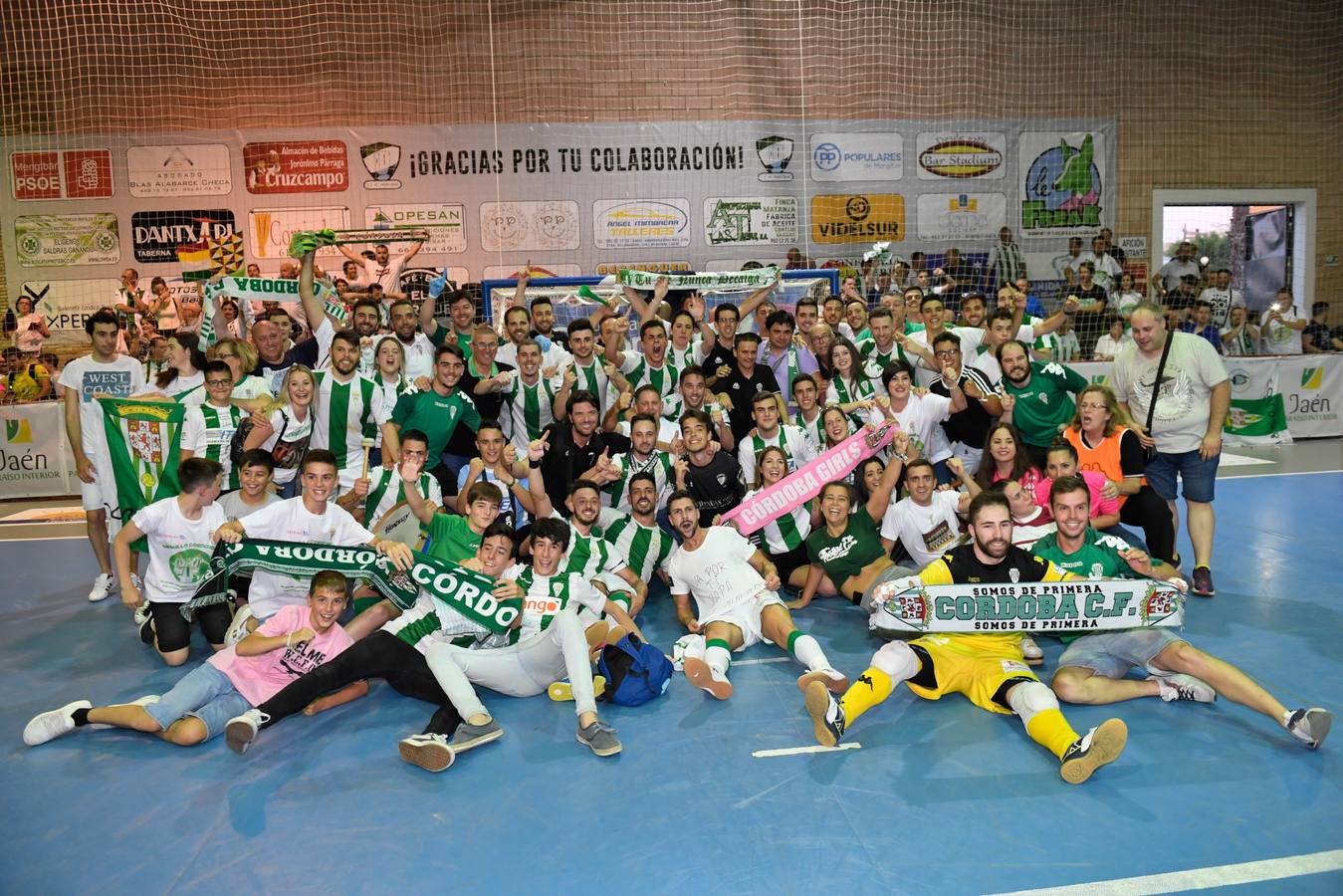 Así fue hace un año la celebración del ascenso del Córdoba Futsal, en imágenes