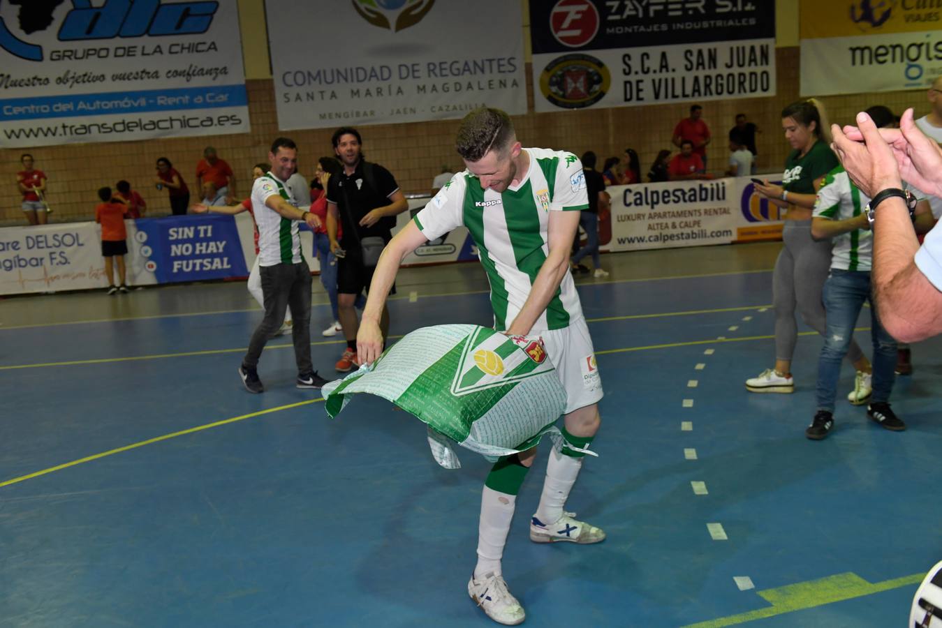 Así fue hace un año la celebración del ascenso del Córdoba Futsal, en imágenes