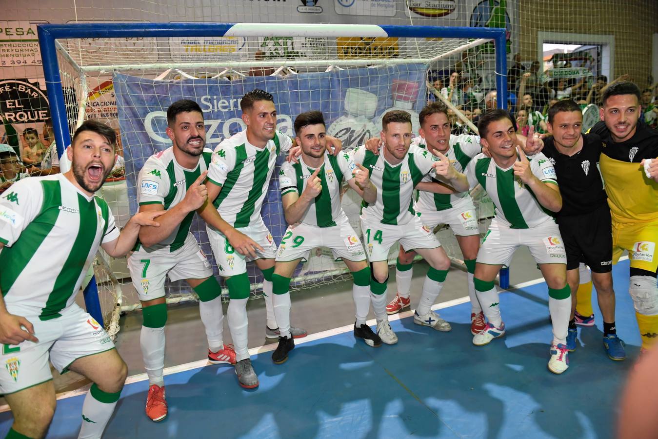 Así fue hace un año la celebración del ascenso del Córdoba Futsal, en imágenes