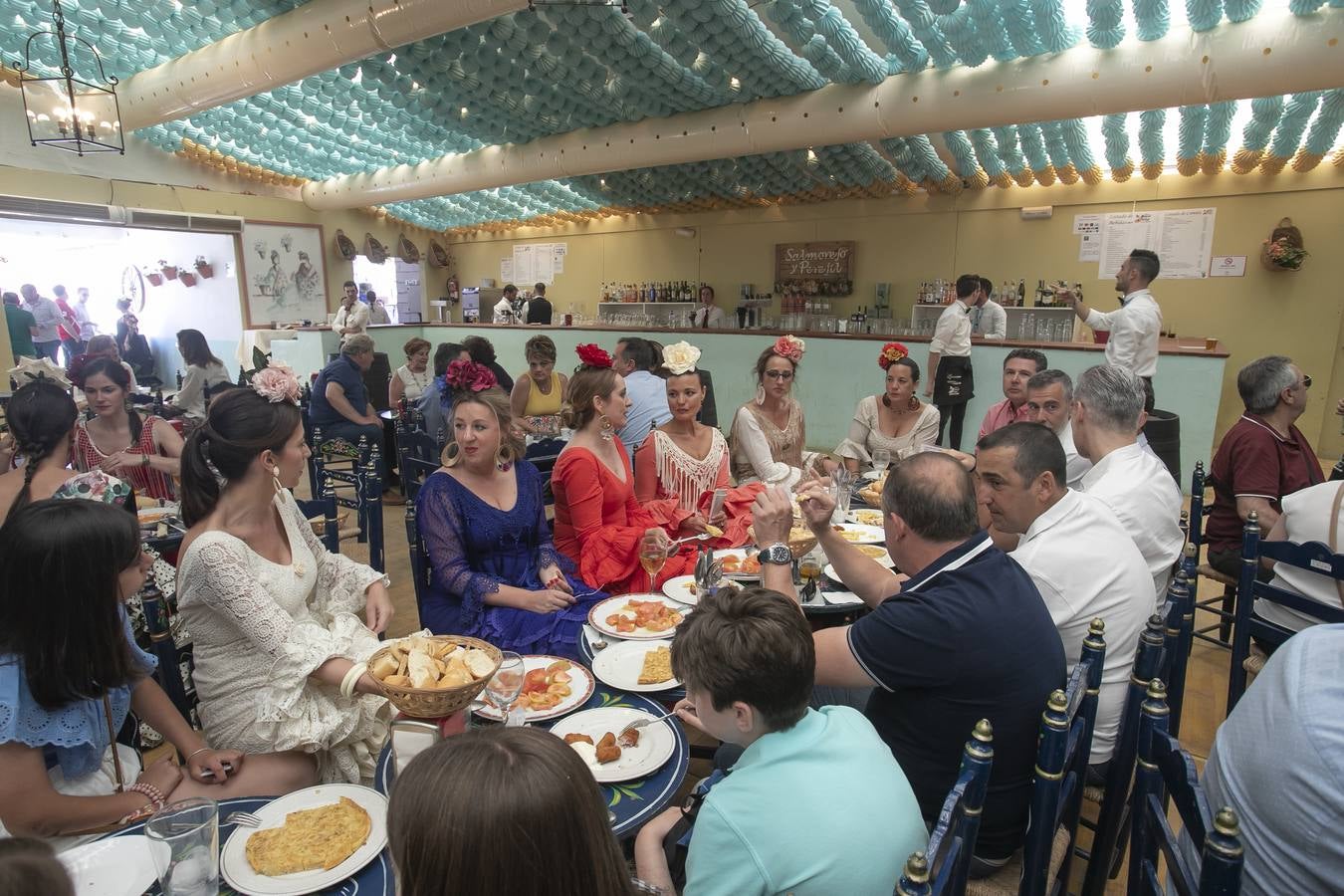 El ambiente en las casetas del último sábado de Feria de Córdoba, en imágenes