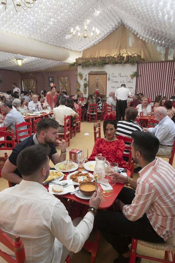 El ambiente en las casetas del último sábado de Feria de Córdoba, en imágenes