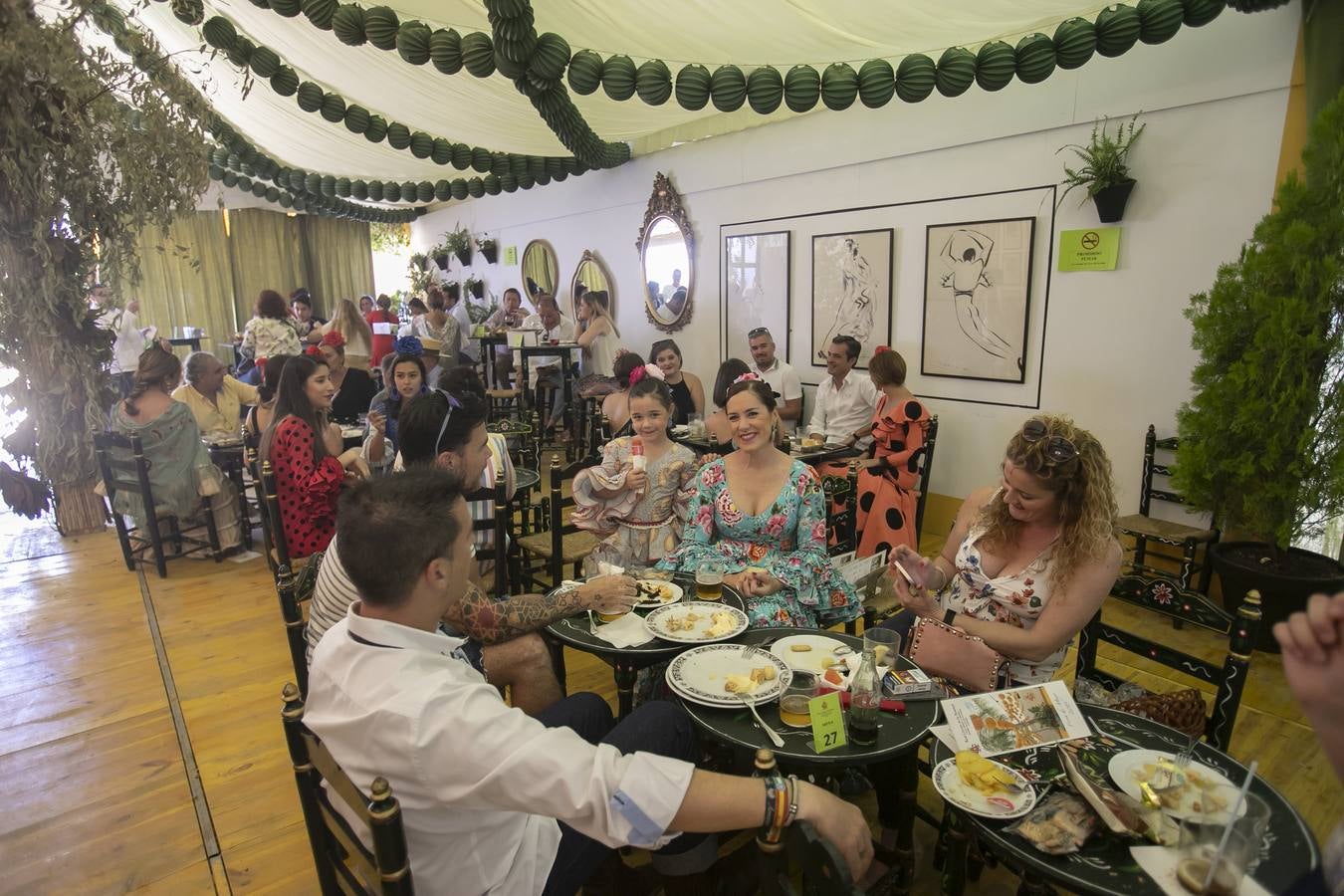 El ambiente en las casetas del último sábado de Feria de Córdoba, en imágenes