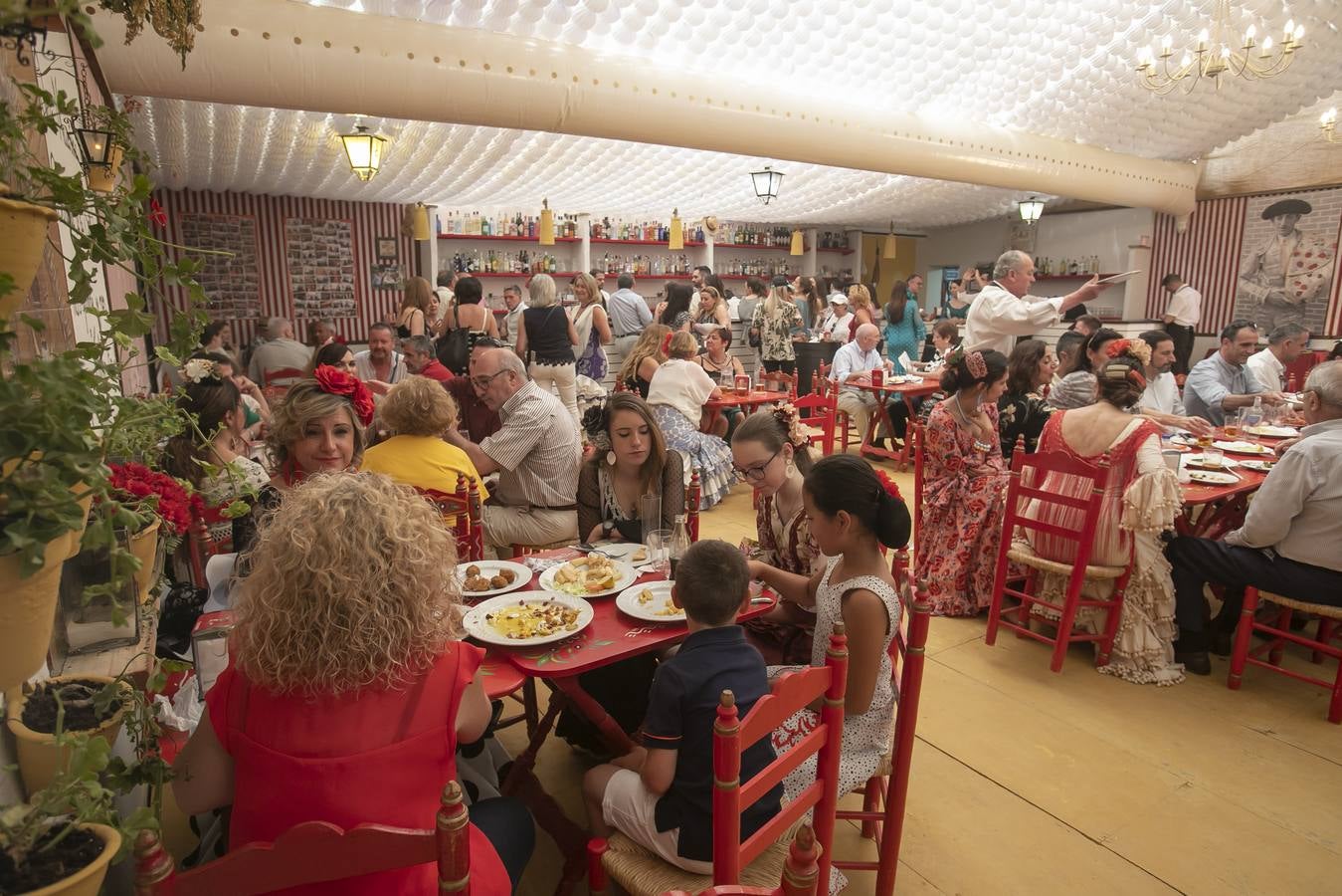 El ambiente en las casetas del último sábado de Feria de Córdoba, en imágenes