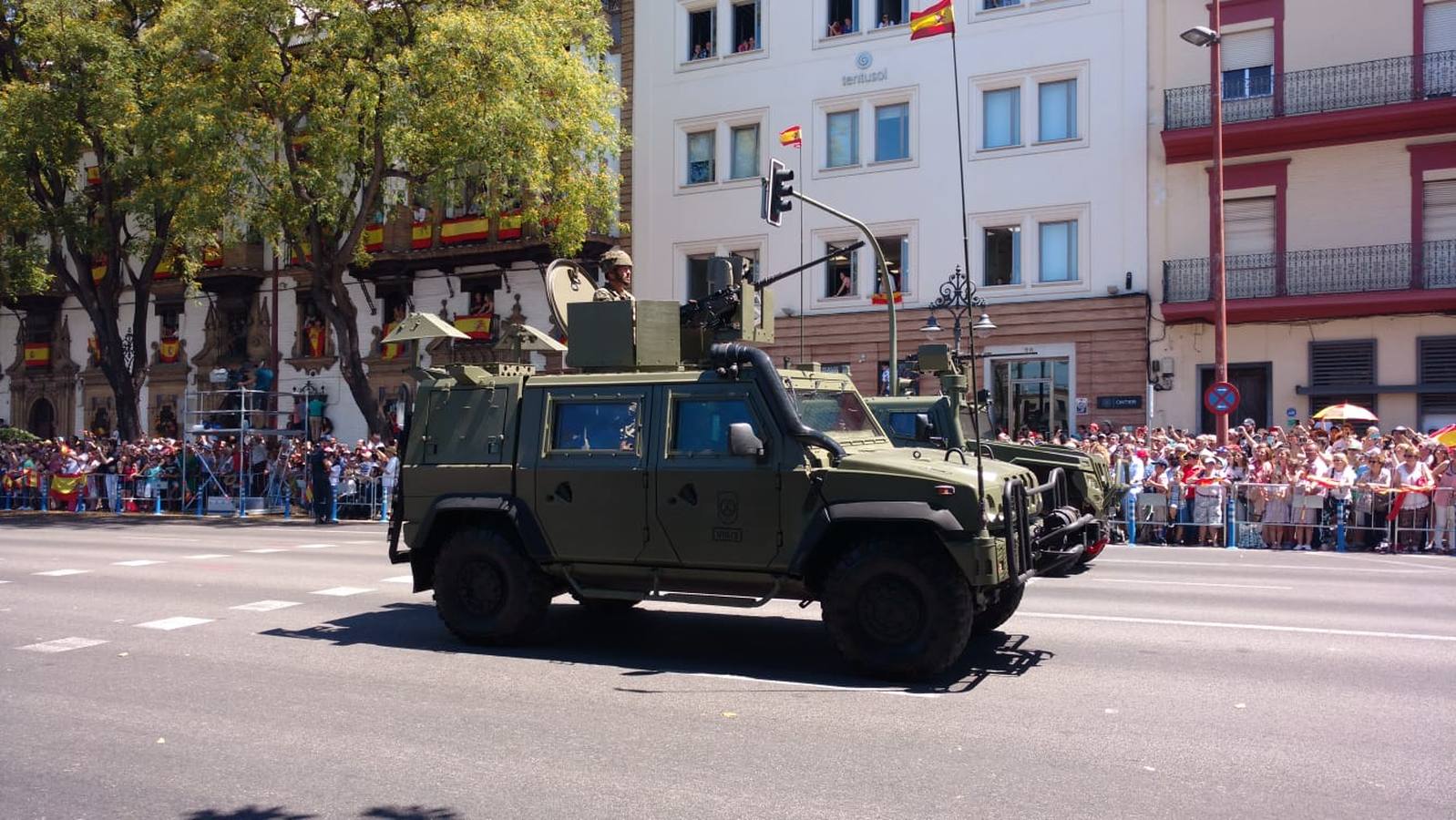 Las mejores imágenes del desfile del Día de las Fuerzas Armadas en Sevilla