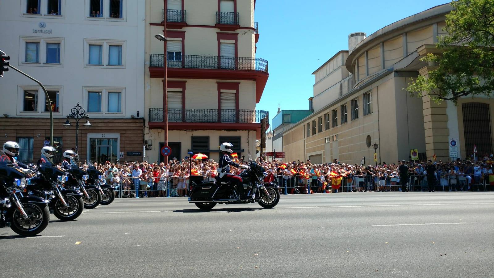 Las mejores imágenes del desfile del Día de las Fuerzas Armadas en Sevilla