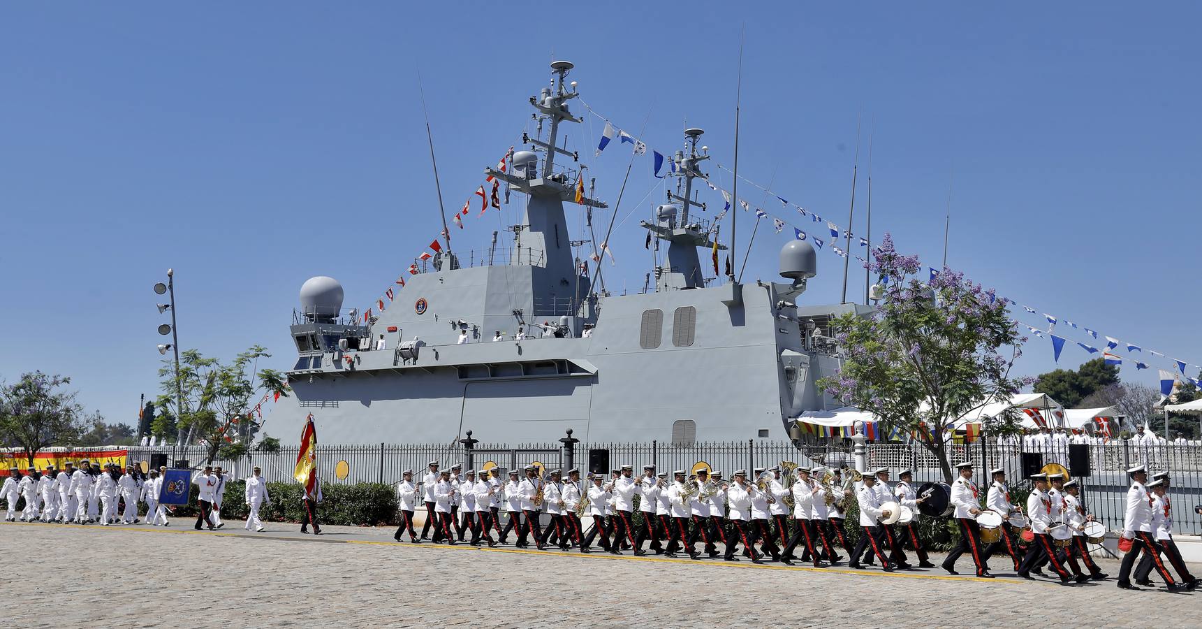 En imágenes, broche final a la semana de las Fuerzas Armadas en Sevilla