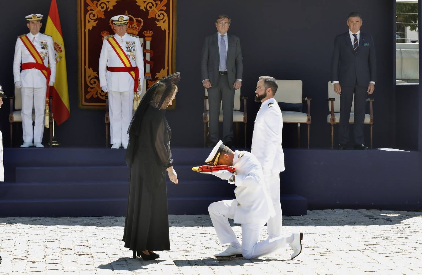 En imágenes, broche final a la semana de las Fuerzas Armadas en Sevilla