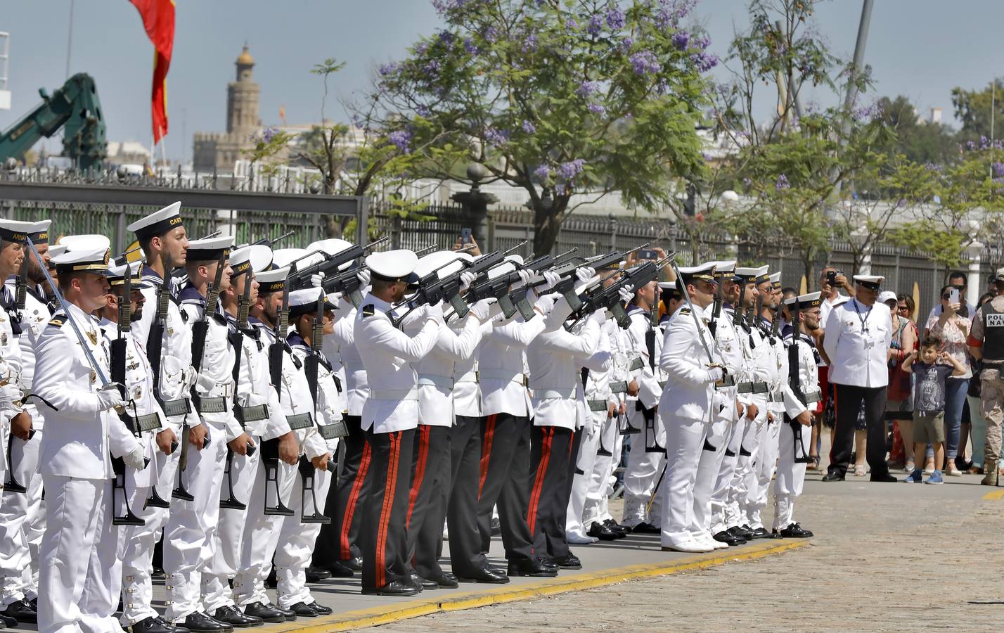 En imágenes, broche final a la semana de las Fuerzas Armadas en Sevilla