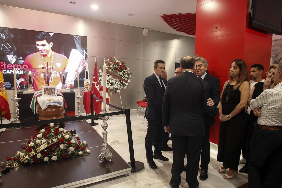 La capilla ardiente de José Antonio Reyes en el Sánchez-Pizjuán, en imágenes