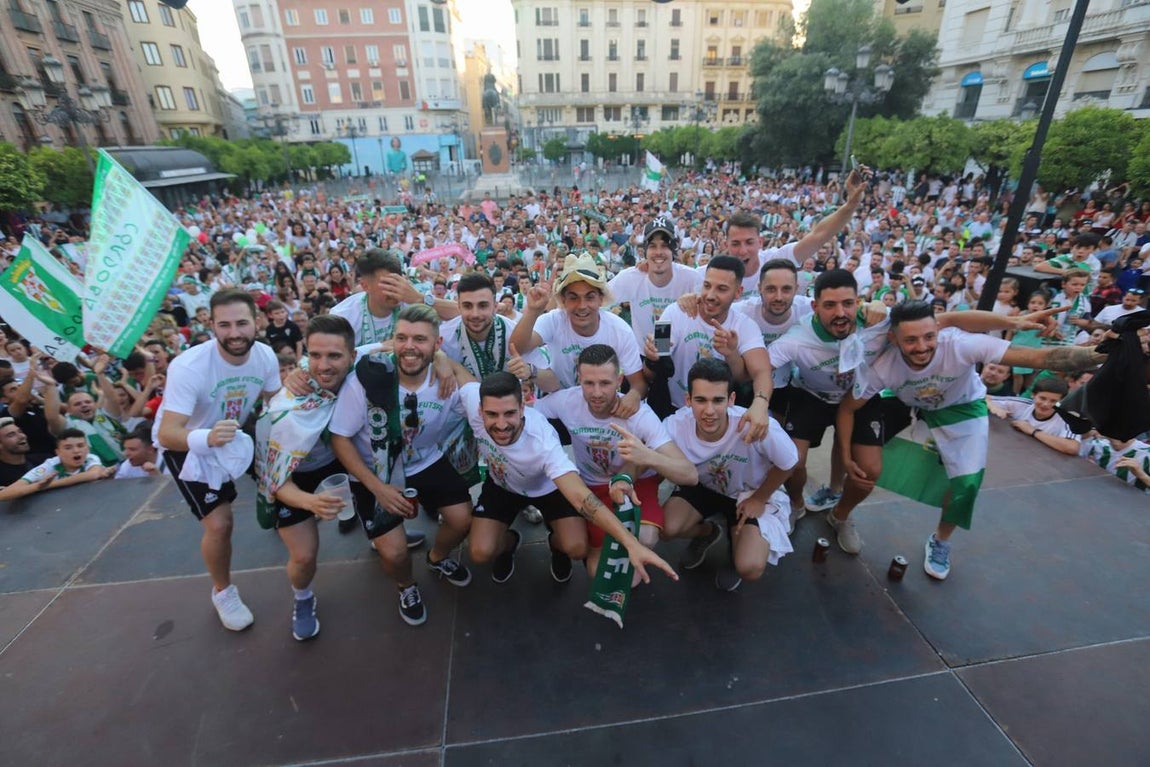 La celebración del ascenso del Córdoba Futsal en las Tendillas, en imágenes