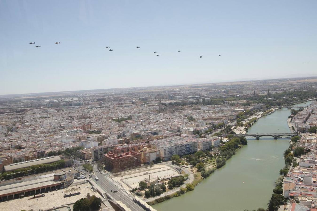 Las mejores imágenes del desfile del Día de las Fuerzas Armadas en Sevilla