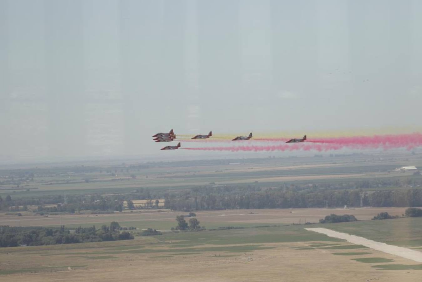 Las mejores imágenes del desfile del Día de las Fuerzas Armadas en Sevilla