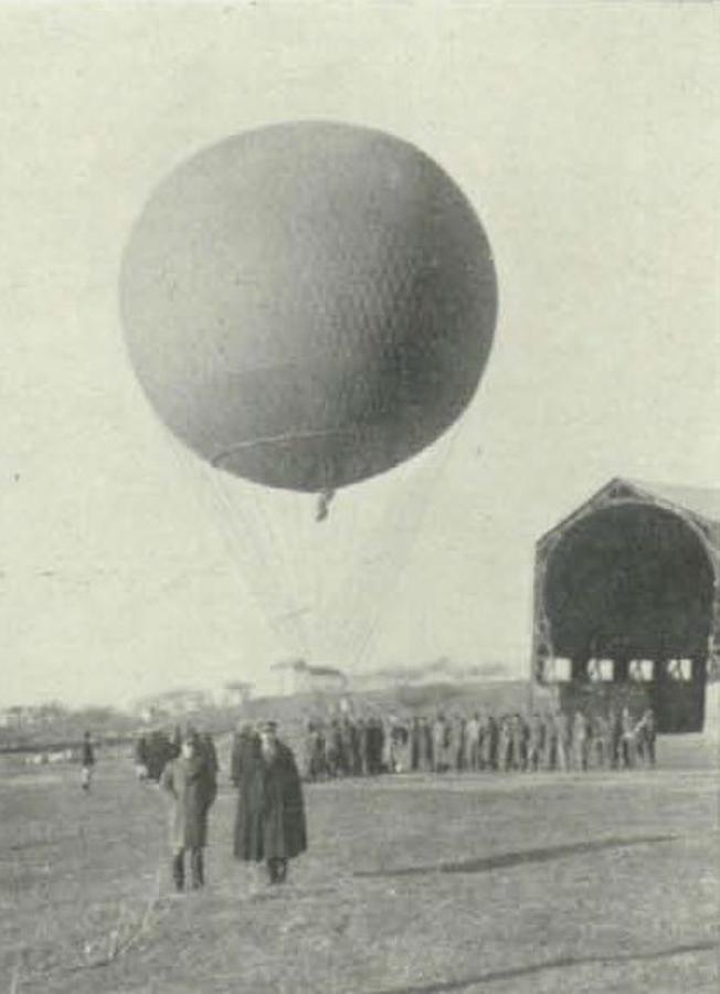 El Globo General Vives en el Parque de Aerostación de Guadalajara que se incendiaría en Montesclaros el 25 de julio de 1925. Revista Aérea. 