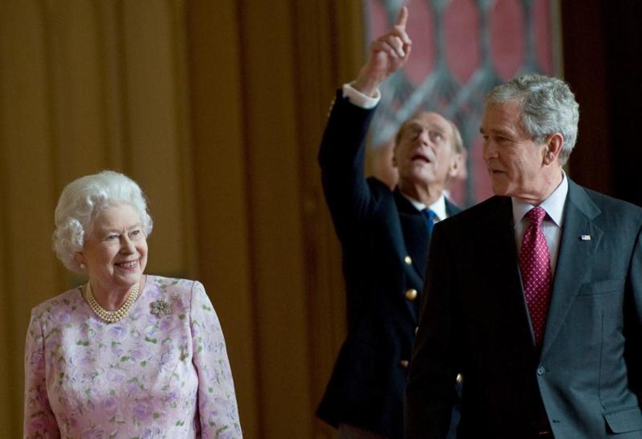Los presidentes de la Reina. La Reina también conoció al otro Bush que alcanzó la presidencia. En la imagen aparece la Reina, junto al Duque de Edimburgo, y George W. Bush, en St. George's Hall en Windsor Castle, en Windsor, al oeste de Londres.